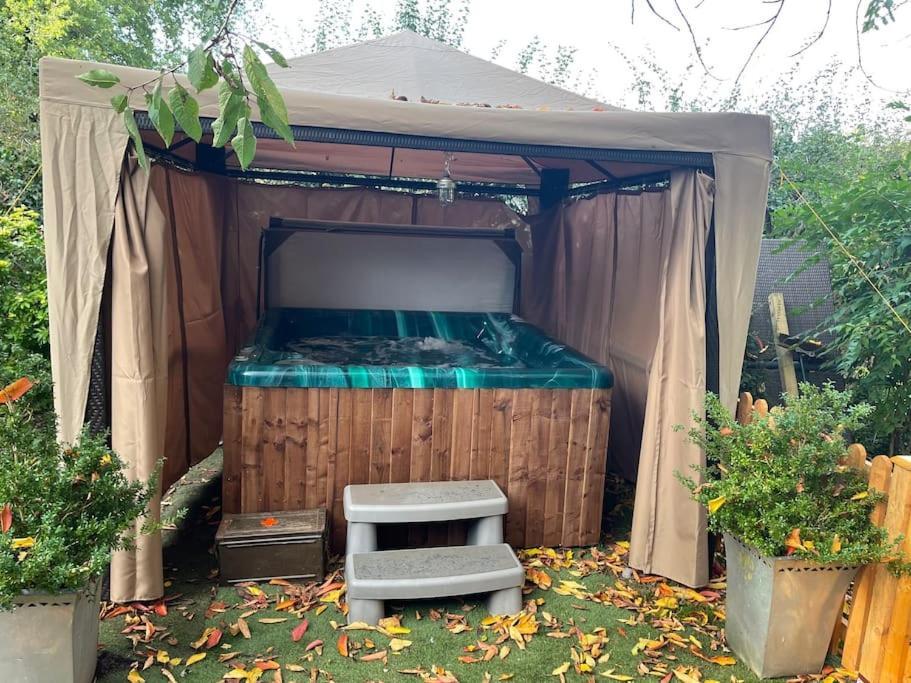 The Big Cosy Boudoir Bed + Hot Tub Apartment Harvington Exterior foto