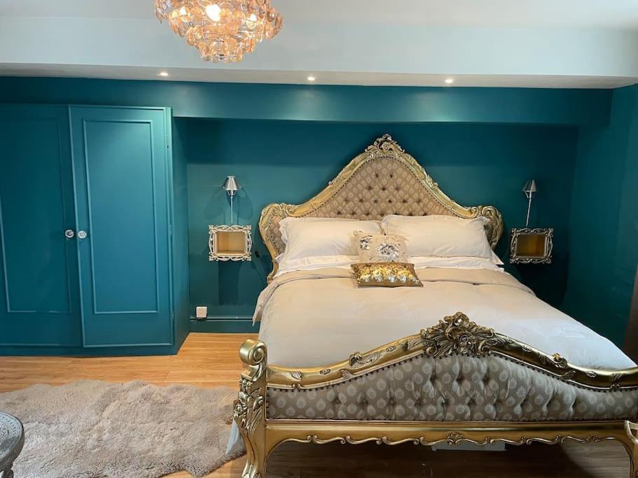 The Big Cosy Boudoir Bed + Hot Tub Apartment Harvington Exterior foto