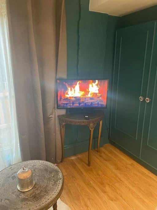 The Big Cosy Boudoir Bed + Hot Tub Apartment Harvington Exterior foto