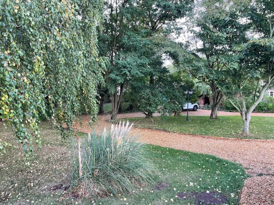 The Big Cosy Boudoir Bed + Hot Tub Apartment Harvington Exterior foto