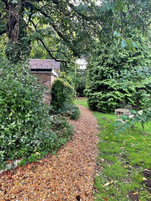 The Big Cosy Boudoir Bed + Hot Tub Apartment Harvington Exterior foto