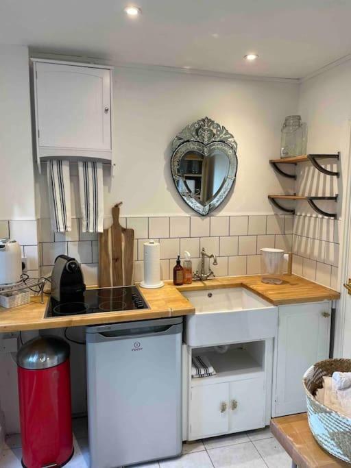The Big Cosy Boudoir Bed + Hot Tub Apartment Harvington Exterior foto